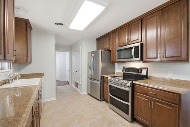104 Kiowa Drive W, Gainesville, TX 76240