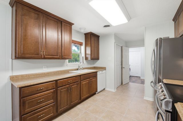 104 Kiowa Drive W, Gainesville, TX 76240