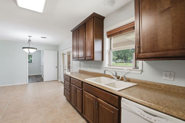 104 Kiowa Drive W, Gainesville, TX 76240