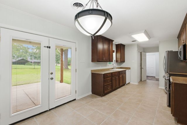 104 Kiowa Drive W, Gainesville, TX 76240