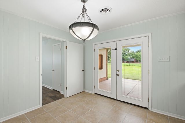 104 Kiowa Drive W, Gainesville, TX 76240