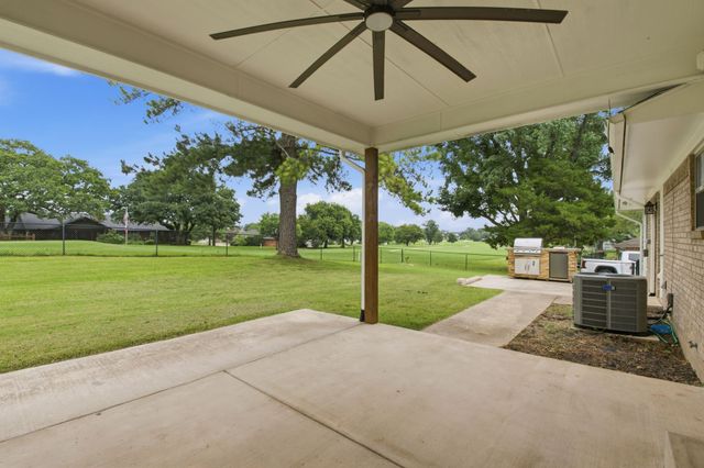 104 Kiowa Drive W, Gainesville, TX 76240