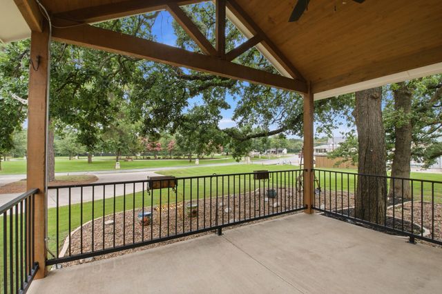 104 Kiowa Drive W, Gainesville, TX 76240