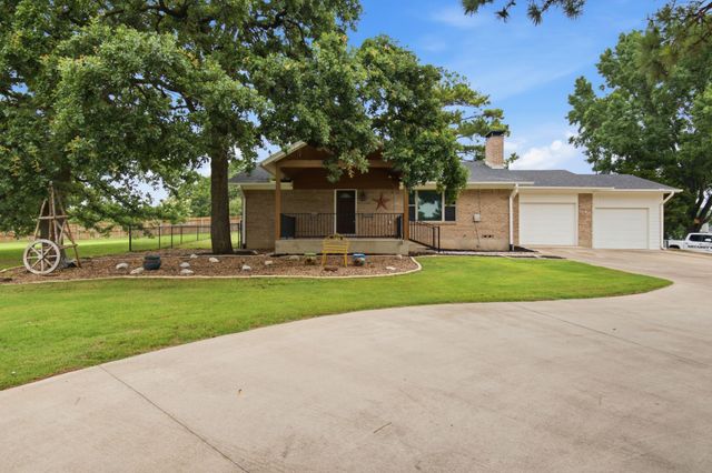 104 Kiowa Drive W, Gainesville, TX 76240