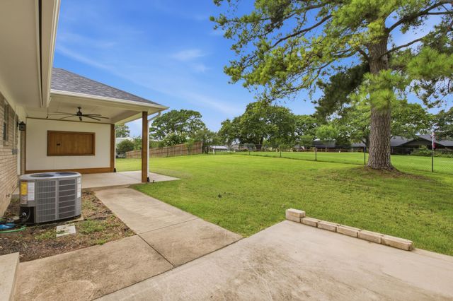 104 Kiowa Drive W, Gainesville, TX 76240
