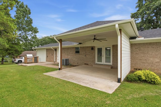 104 Kiowa Drive W, Gainesville, TX 76240