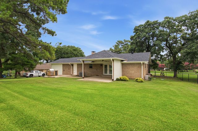 104 Kiowa Drive W, Gainesville, TX 76240