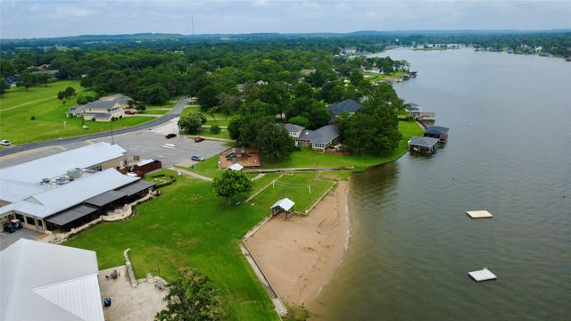 104 Kiowa Drive W, Gainesville, TX 76240