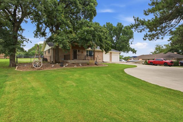 104 Kiowa Drive W, Gainesville, TX 76240