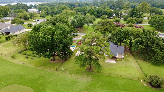 104 Kiowa Drive W, Gainesville, TX 76240