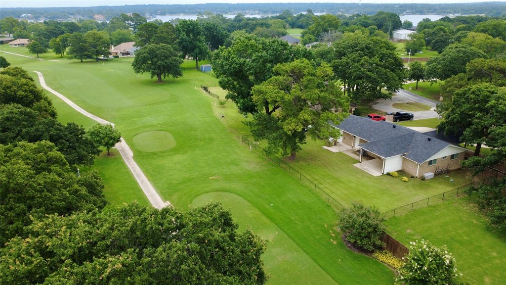 104 Kiowa Drive W, Gainesville, TX 76240