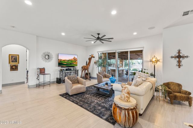 125 E DESERT HILLS Drive, Phoenix, AZ 85086