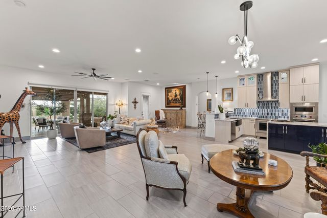 125 E DESERT HILLS Drive, Phoenix, AZ 85086