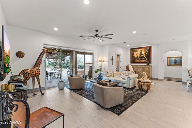 125 E DESERT HILLS Drive, Phoenix, AZ 85086