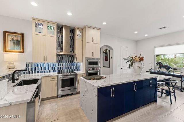 125 E DESERT HILLS Drive, Phoenix, AZ 85086