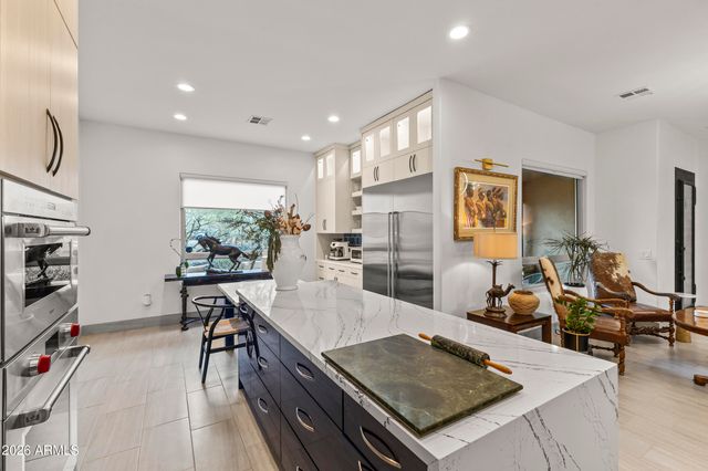 125 E DESERT HILLS Drive, Phoenix, AZ 85086