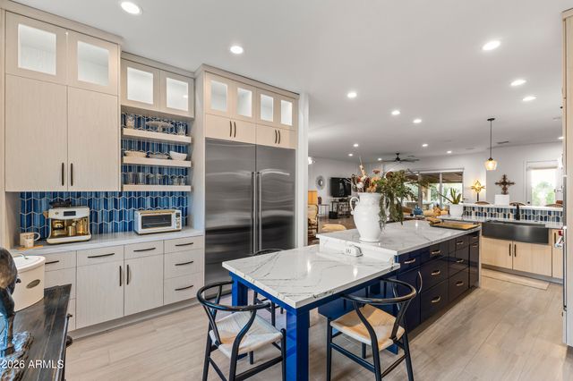 125 E DESERT HILLS Drive, Phoenix, AZ 85086