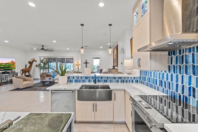 125 E DESERT HILLS Drive, Phoenix, AZ 85086