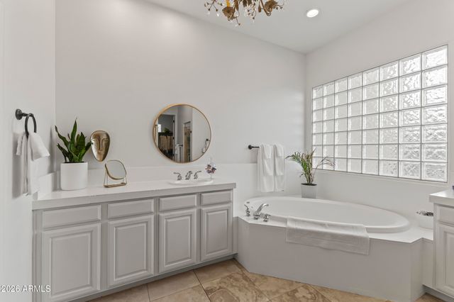 125 E DESERT HILLS Drive, Phoenix, AZ 85086