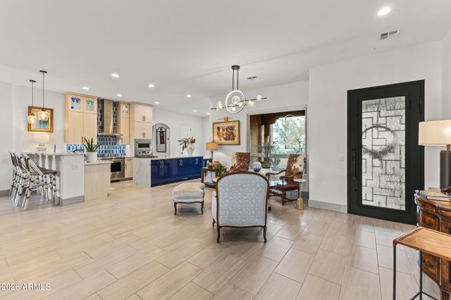 125 E DESERT HILLS Drive, Phoenix, AZ 85086