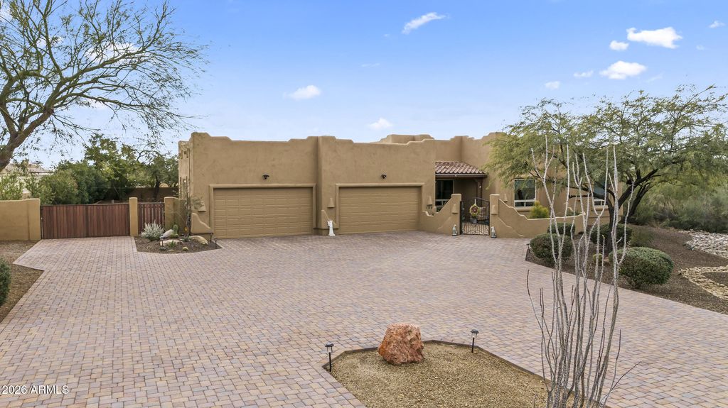 125 E DESERT HILLS Drive, Phoenix, AZ 85086