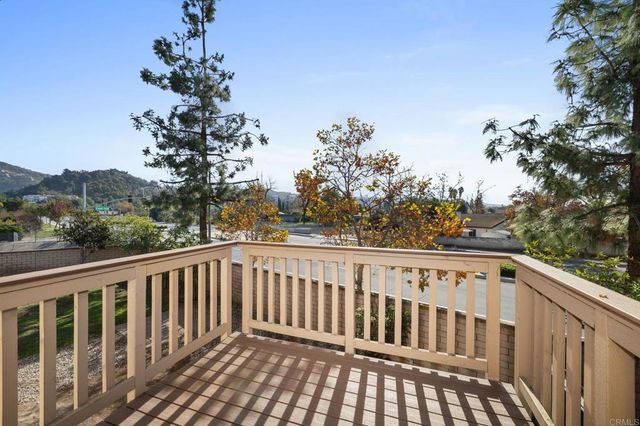 2891 Oakwood Creek Way, Escondido, CA 92027