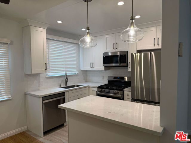 4123 W Toluca Lake Avenue, Burbank, CA 91505