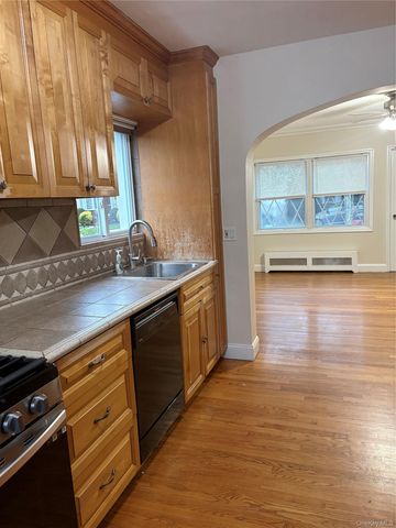 54 Vanderbilt Avenue, Floral Park, NY 11001