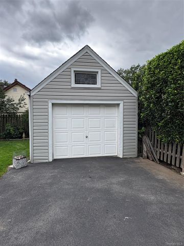 54 Vanderbilt Avenue, Floral Park, NY 11001