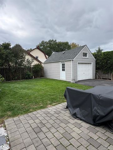 54 Vanderbilt Avenue, Floral Park, NY 11001