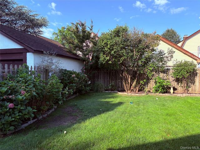 54 Vanderbilt Avenue, Floral Park, NY 11001