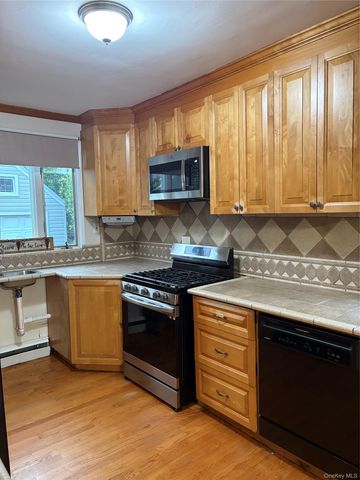 54 Vanderbilt Avenue, Floral Park, NY 11001
