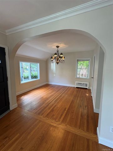 54 Vanderbilt Avenue, Floral Park, NY 11001