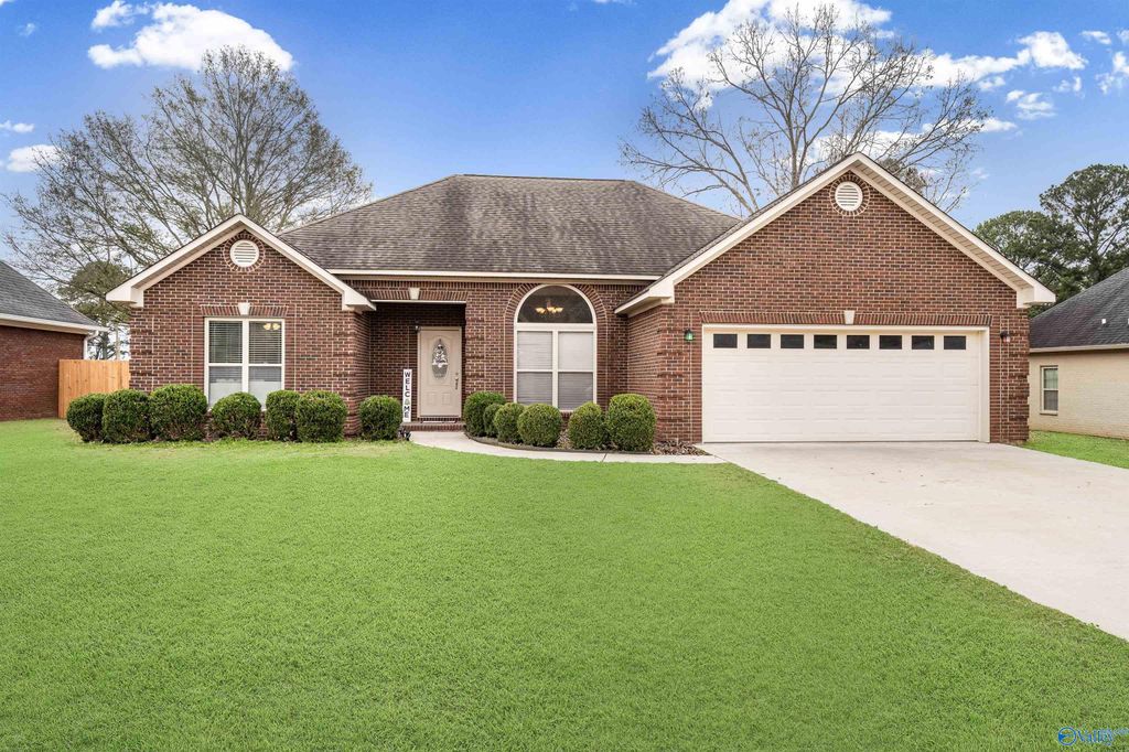 1304 Gypsy Trail SW, Hartselle, AL 35640