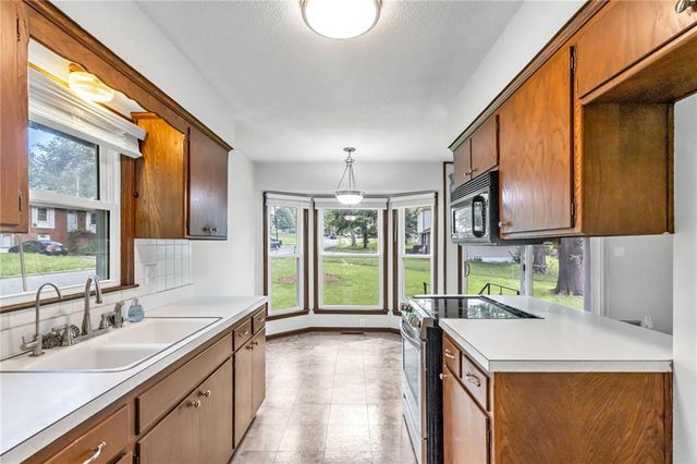 8800 MCELROY Road, Kansas City, MO 64134
