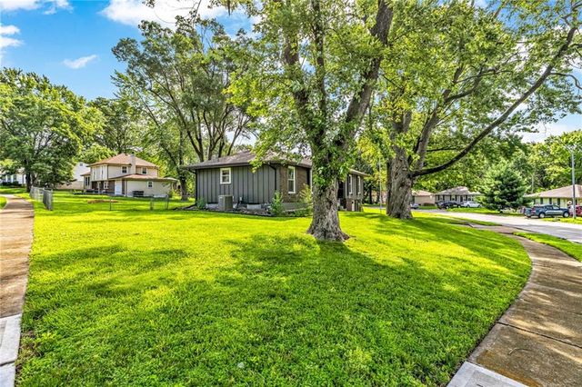8800 MCELROY Road, Kansas City, MO 64134