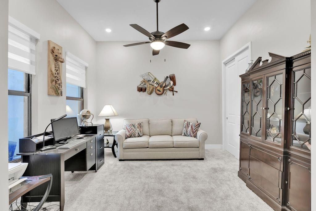 Image 10 of property listing at 7524 N Blue Spring Drive, Parkland, FL 33067