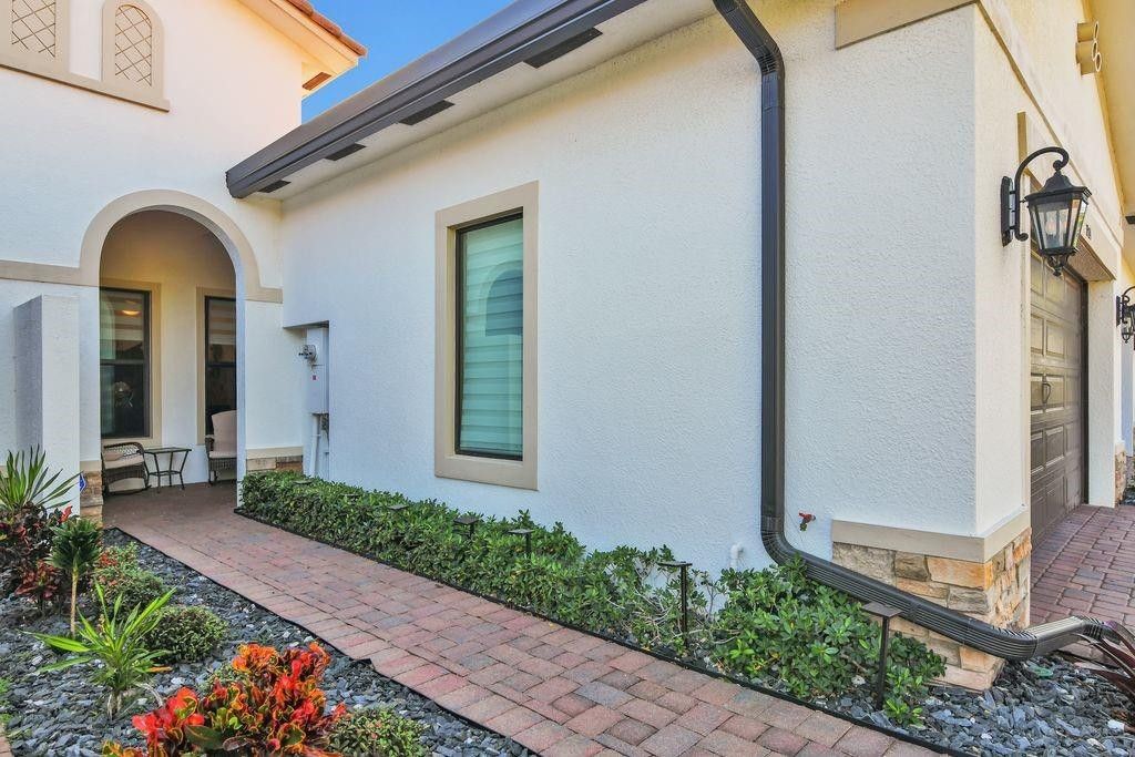 Image 3 of property listing at 7524 N Blue Spring Drive, Parkland, FL 33067