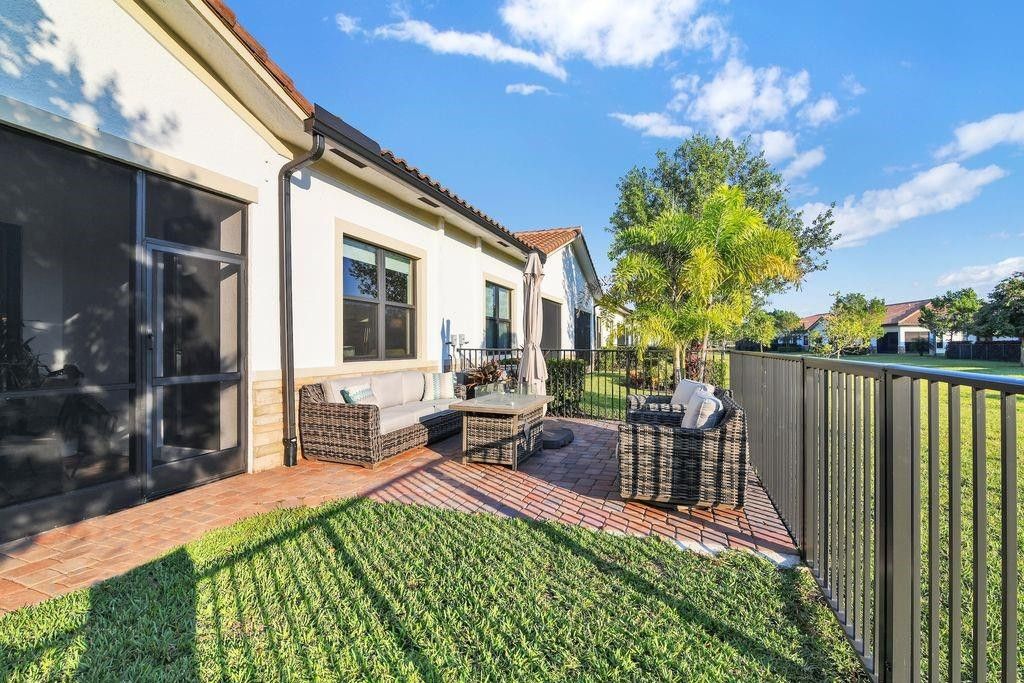 Image 37 of property listing at 7524 N Blue Spring Drive, Parkland, FL 33067