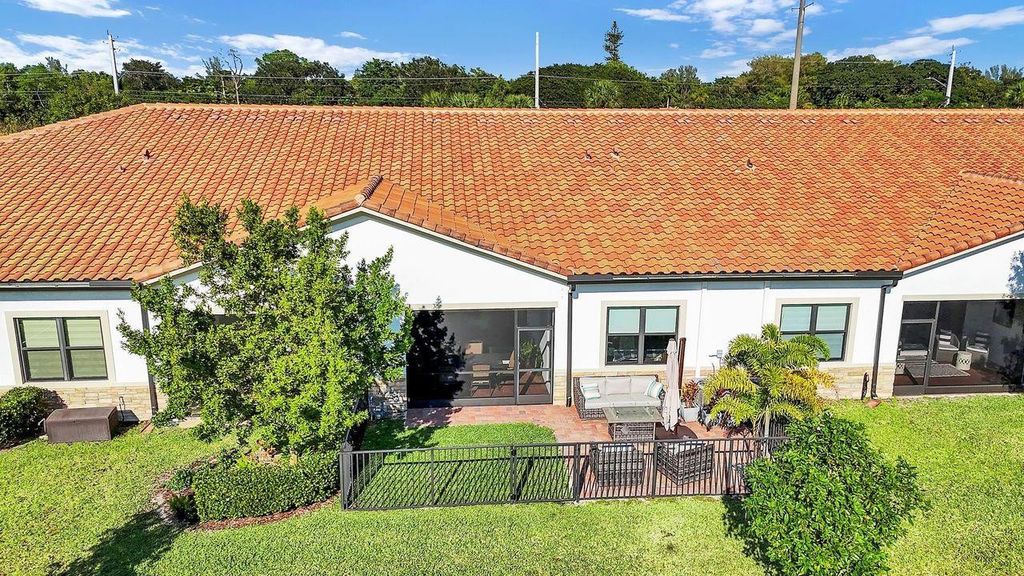 Image 38 of property listing at 7524 N Blue Spring Drive, Parkland, FL 33067