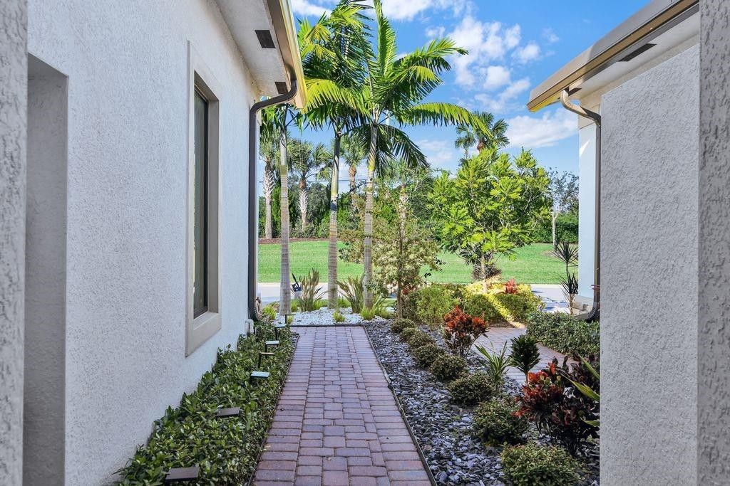 Image 4 of property listing at 7524 N Blue Spring Drive, Parkland, FL 33067