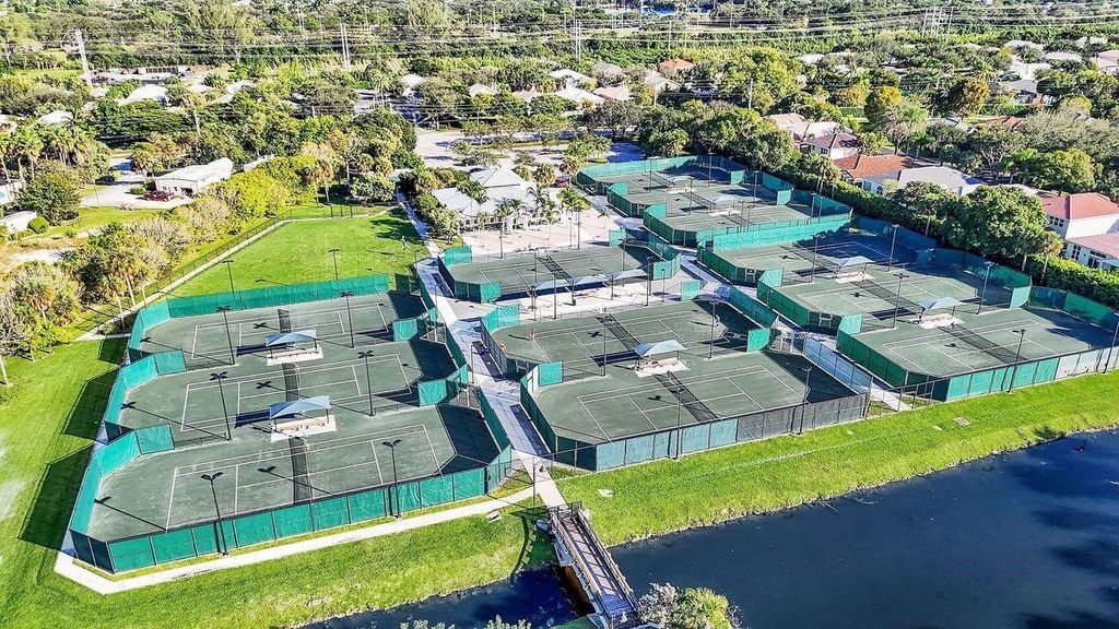 Image 47 of property listing at 7524 N Blue Spring Drive, Parkland, FL 33067