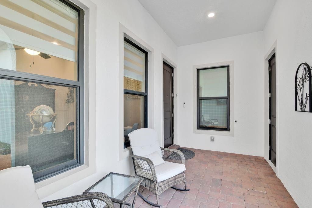 Image 5 of property listing at 7524 N Blue Spring Drive, Parkland, FL 33067