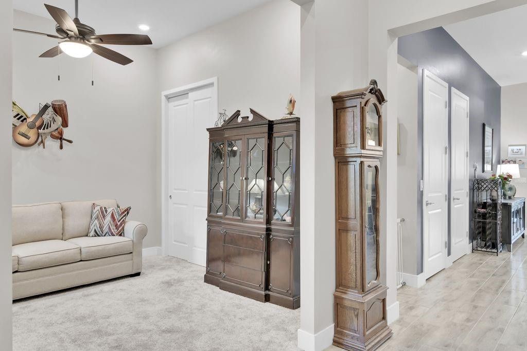 Image 8 of property listing at 7524 N Blue Spring Drive, Parkland, FL 33067