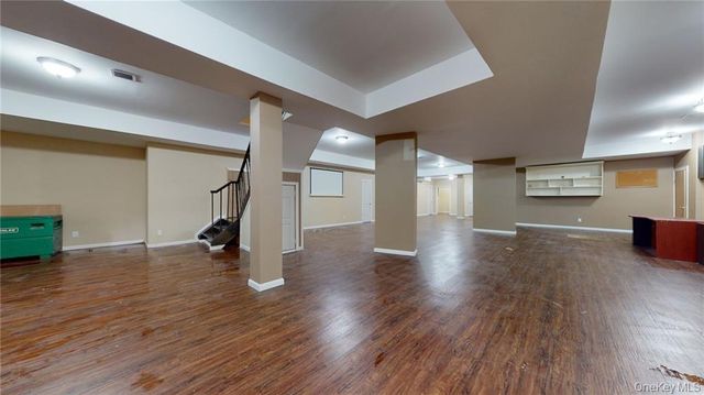 31 Cornwall Lane, Sands Point, NY 11050