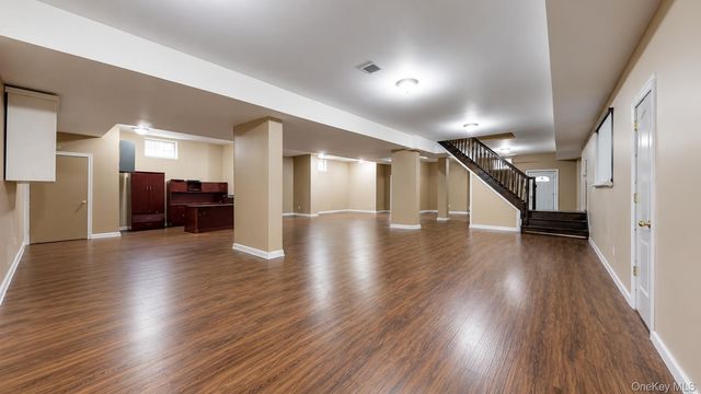 31 Cornwall Lane, Sands Point, NY 11050