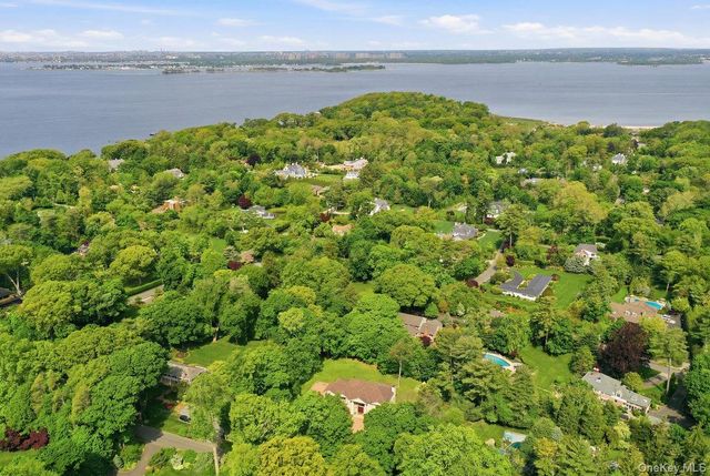 31 Cornwall Lane, Sands Point, NY 11050