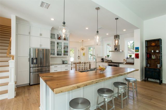 335 16TH AVENUE NE, St Petersburg, FL 33704