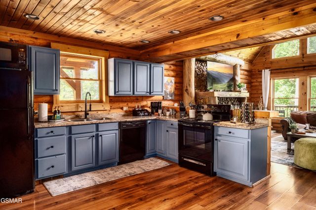 2615 Bear Crossing Way, Sevierville, TN 37862