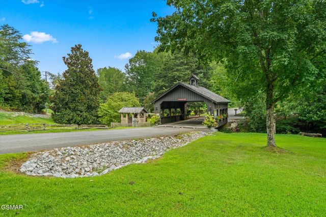 2615 Bear Crossing Way, Sevierville, TN 37862